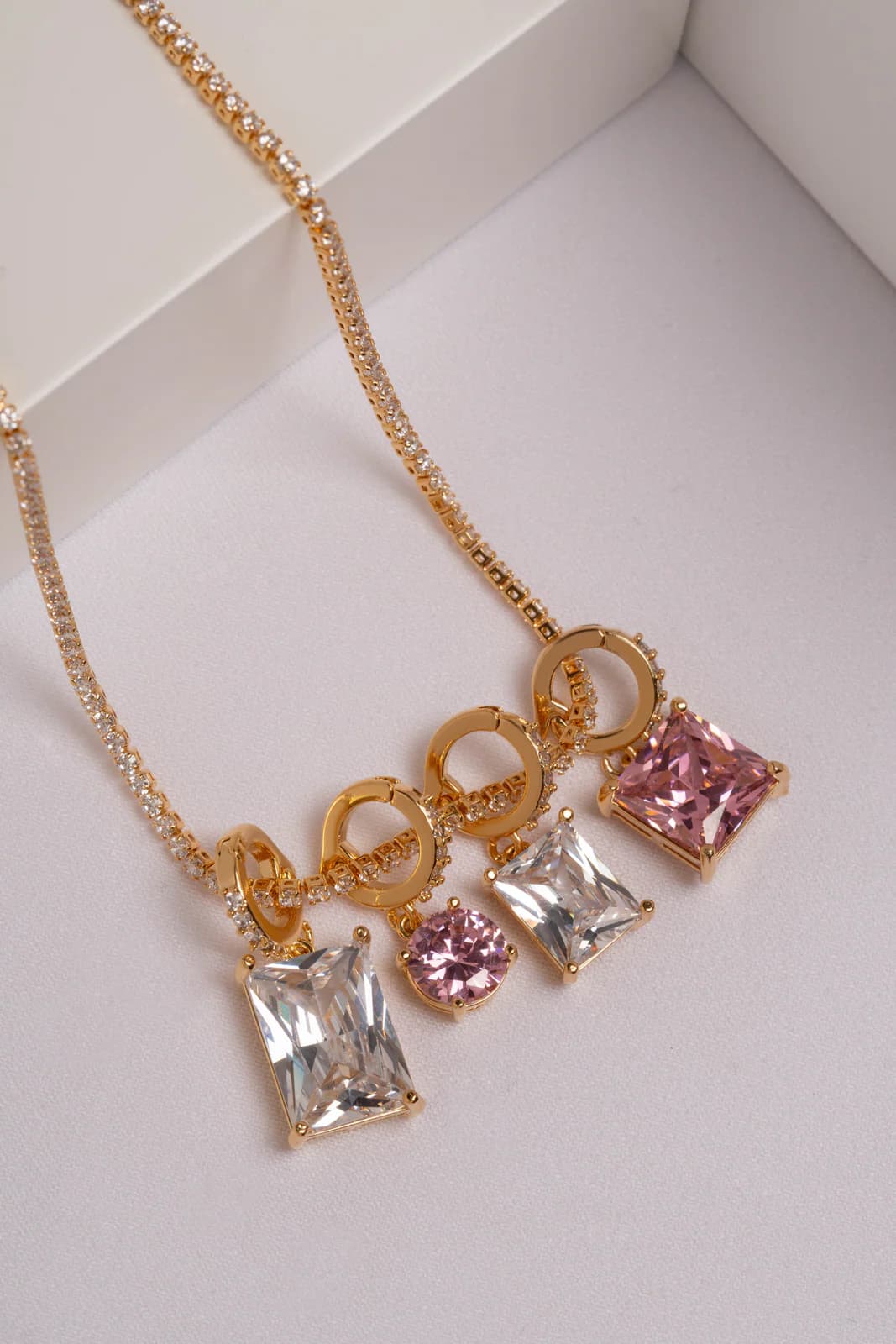 Quadrado dourado - rosa quartzo