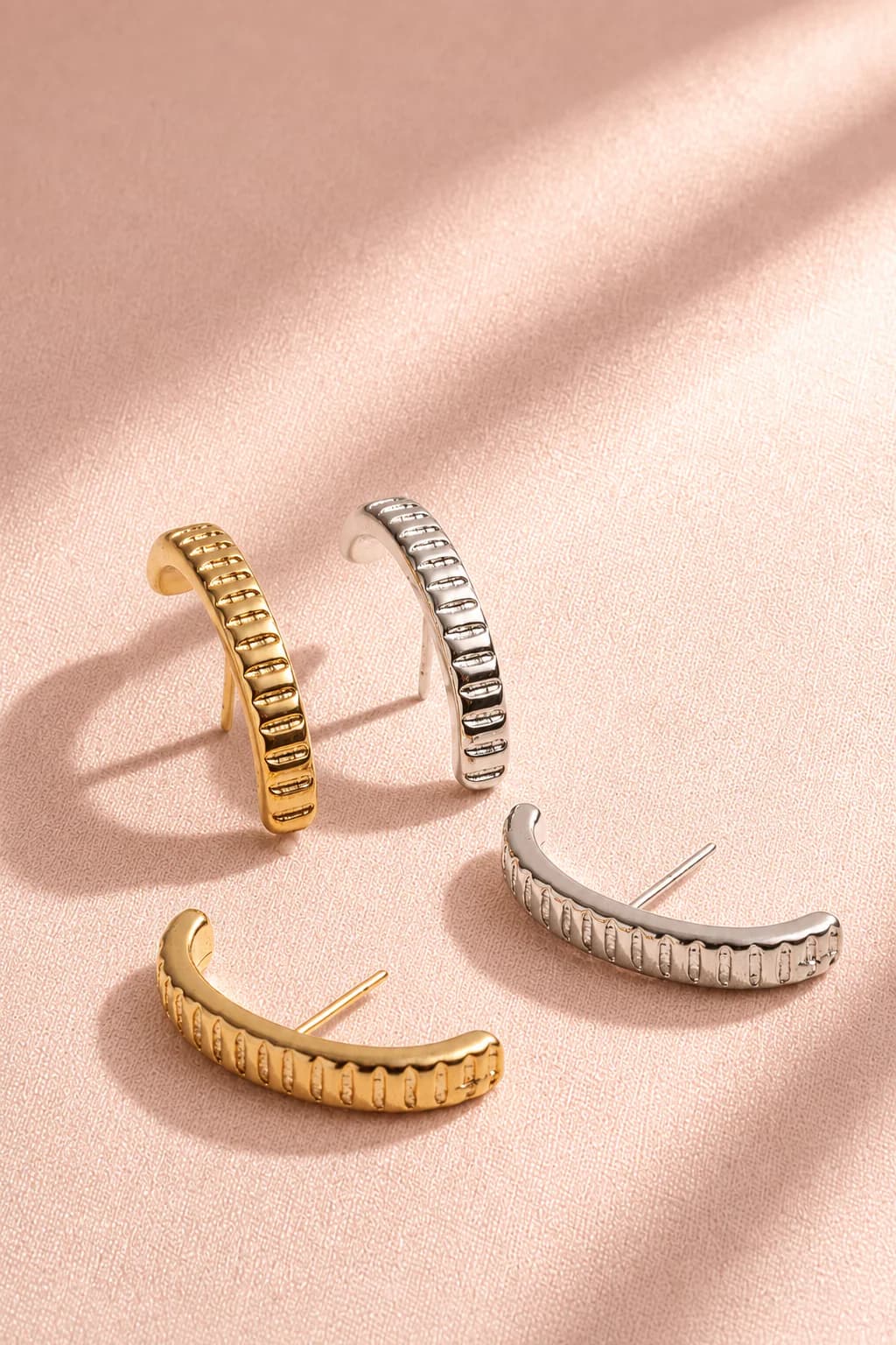 Ear hook detalhado liso dourado